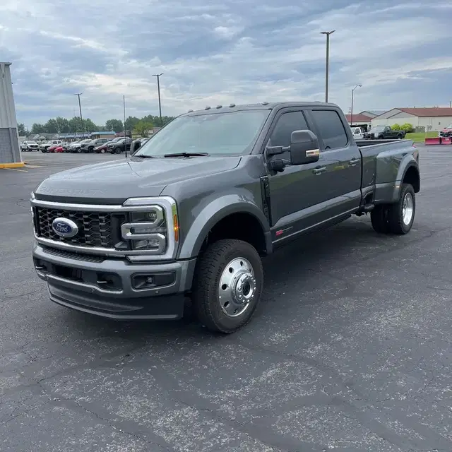 2025 Ford F-450 Super Duty Platinum